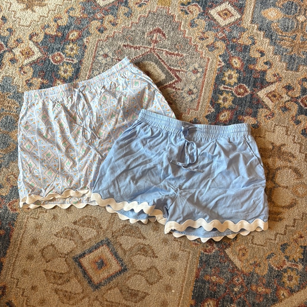 Set of 2 shorts.